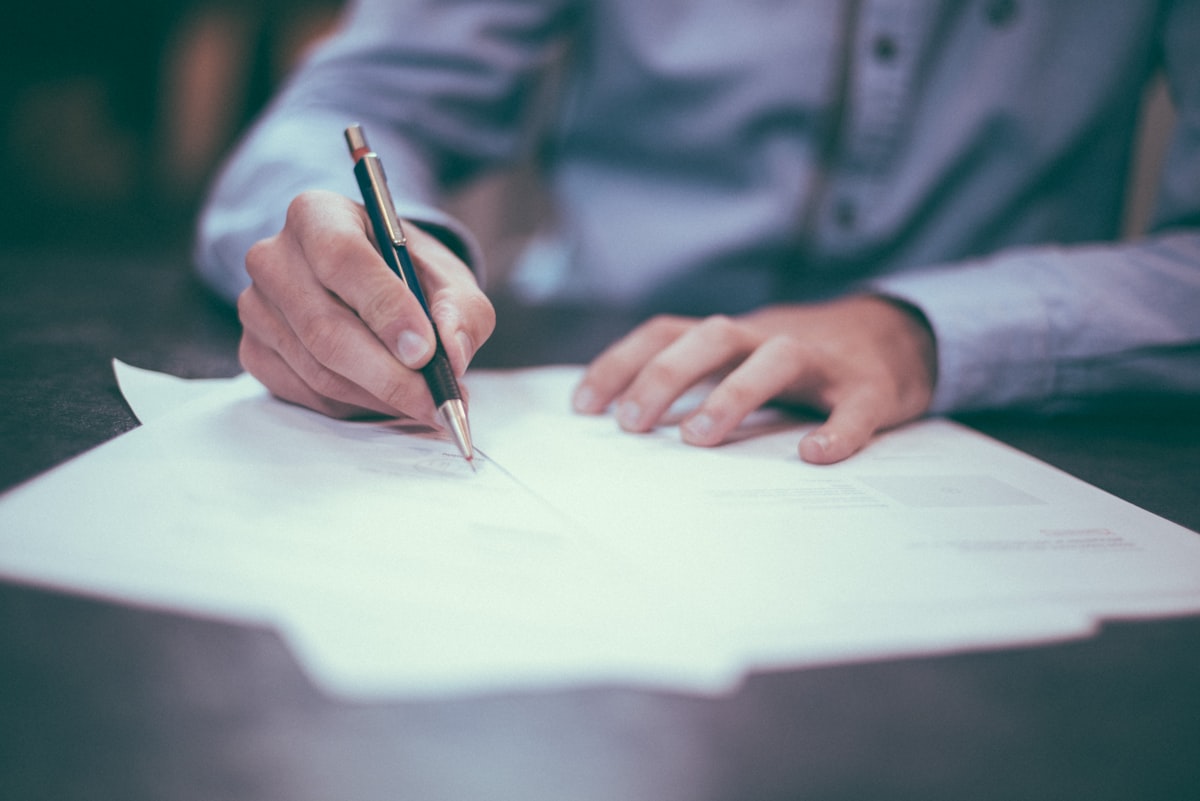 Documentos e assinatura de contrato público